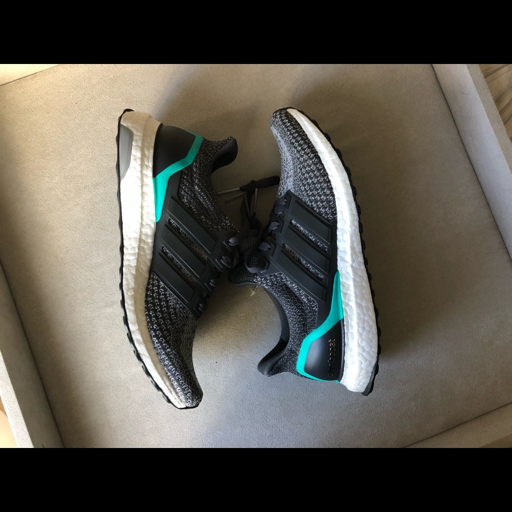 BNIB Authentic Adidas UltraBOOST m size 7.5 MENS